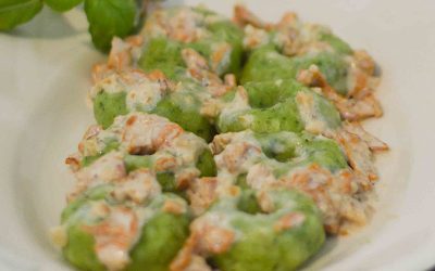 Zielone kluski śląskie ze szpinakiem i sosem grzybowym